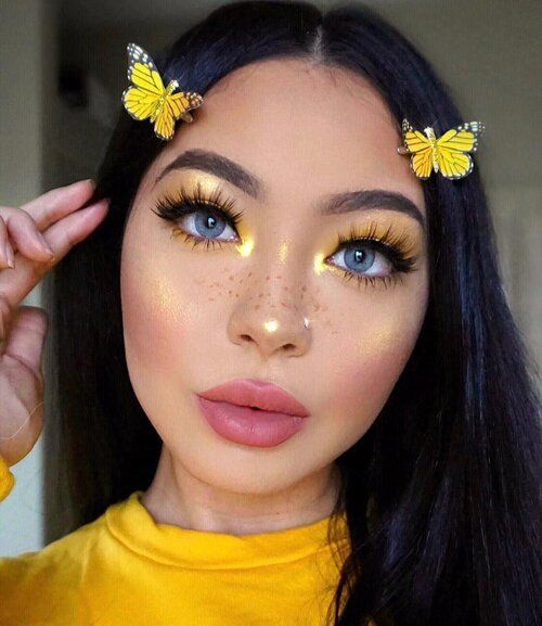 Chica con maquillaje amarillo y mariposas a los costados; Maquillaje de primavera que amarás