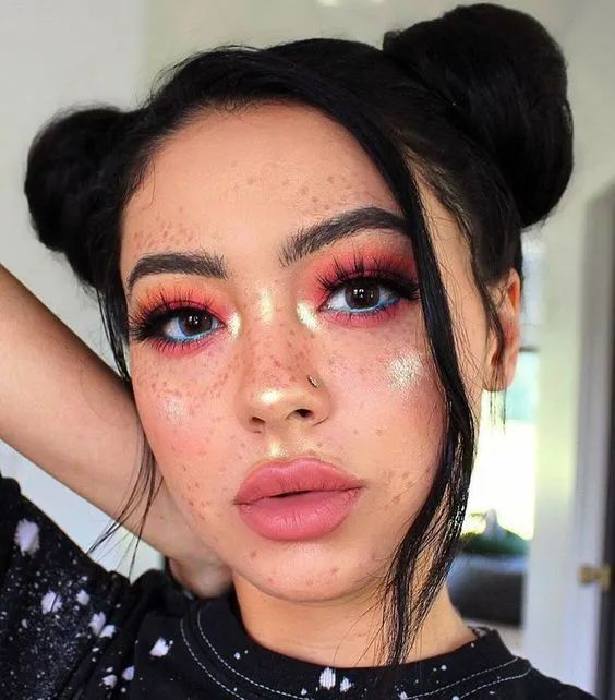 Chica con peinado doble cin y maquillaje con glitter; Maquillaje de primavera que amarás