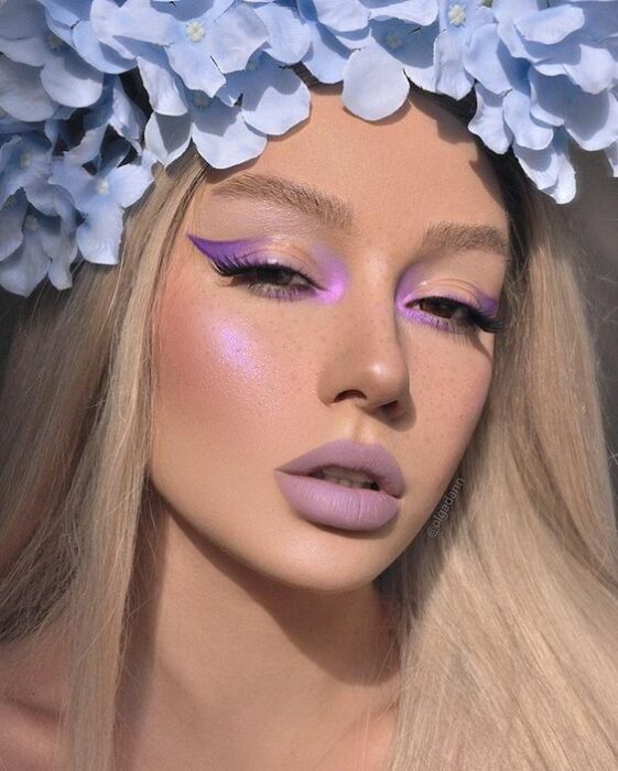 chica con corona de flore sy maquillaje en tono lila; Maquillaje de primavera que amarás