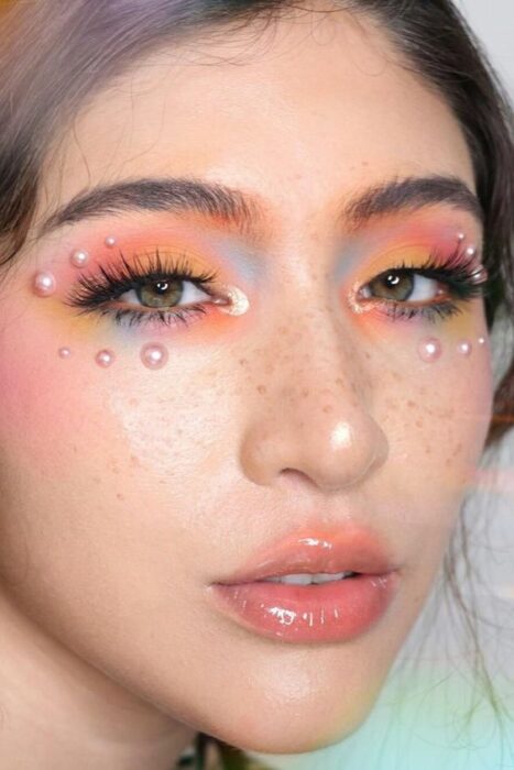 Chica con maquillajes en tonos pastel y con medias perlas; 13 Maquillajes aesthetic para presumir en tu IG