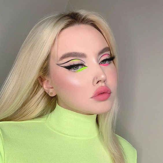 Chica con delineado negro y sombras fluorescentes; 13 Maquillajes aesthetic para presumir en tu IG