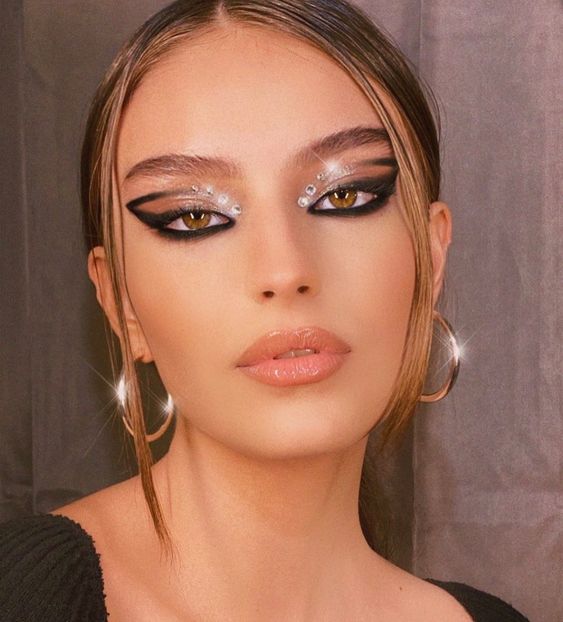 Chica con maquillaje en tono negro con plata; 13 Maquillajes aesthetic para presumir en tu IG