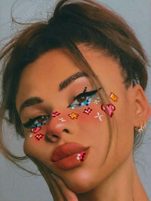 Chica con maquillaje en forma de pixeles; 13 Maquillajes aesthetic para presumir en tu IG