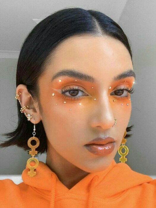 chica con maquillaje naranja con perlas en ojos; 13 Maquillajes aesthetic para presumir en tu IG