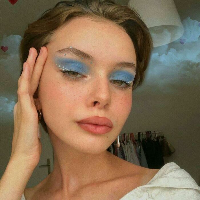 chica con maquillaje azul en ojos; 13 Maquillajes aesthetic para presumir en tu IG