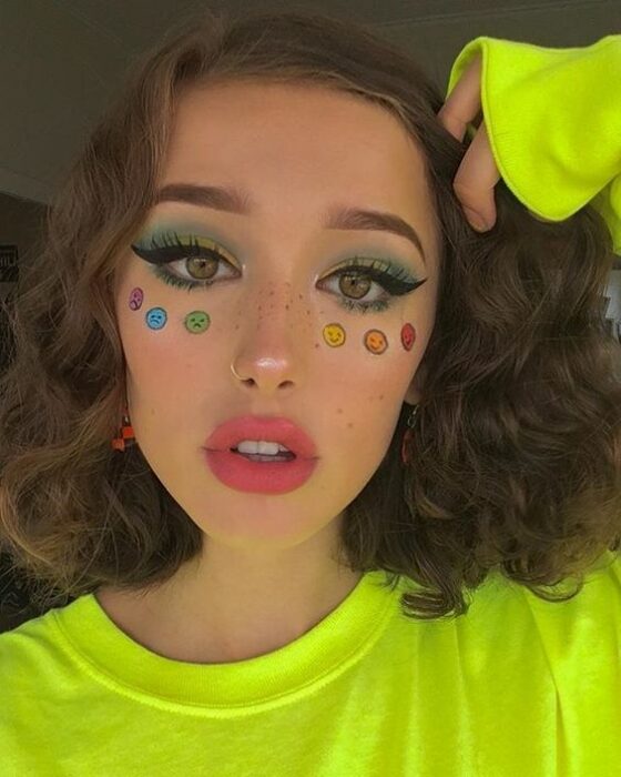 chica con maquillaje en tono rosa con corazones de tonos fluorescentes; 13 Maquillajes aesthetic para presumir en tu IG