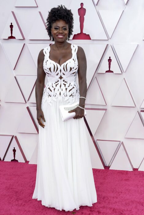 Viola Davis usando un vestido de color blanco en la entrega de premios Óscar 2021