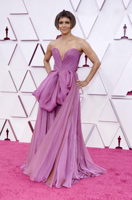 Halle Barry en la alfombra roja de los oscar usando un vestido de color morado 