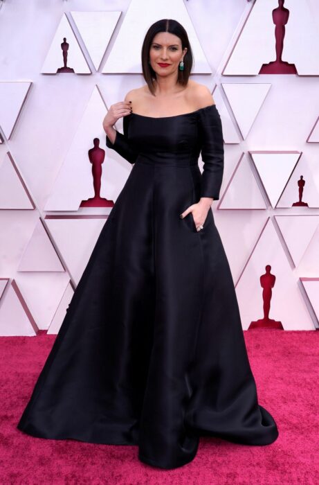 Laura pausini usando un vestido de color negro en la entrega de premios Oscar 