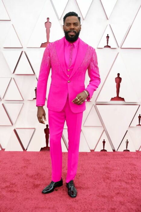 Colman Domingo usando un vestido totalmente rosado en la entrega de premios  Óscar 2021