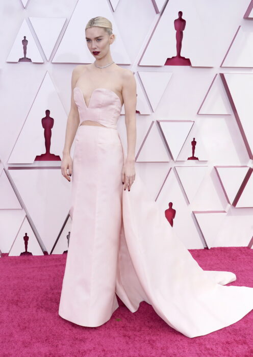 Vanessa Kirby en la alfombra roja de los oscar usando un vestido de color rosa 