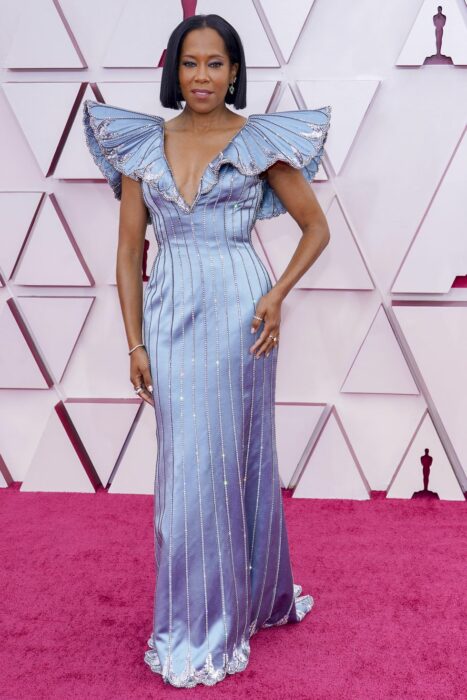 Regina King en la alfombra roja de los oscar usando un vestido de color azul con mangas estilo mariposa 