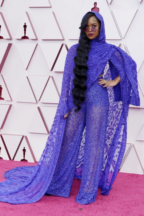 H.E.R usando un traje totalmente de color azul 