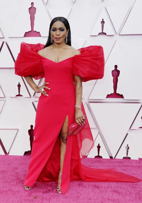 Angela Bassett usando un vestido rojo en la entrega de premios oscar 2021