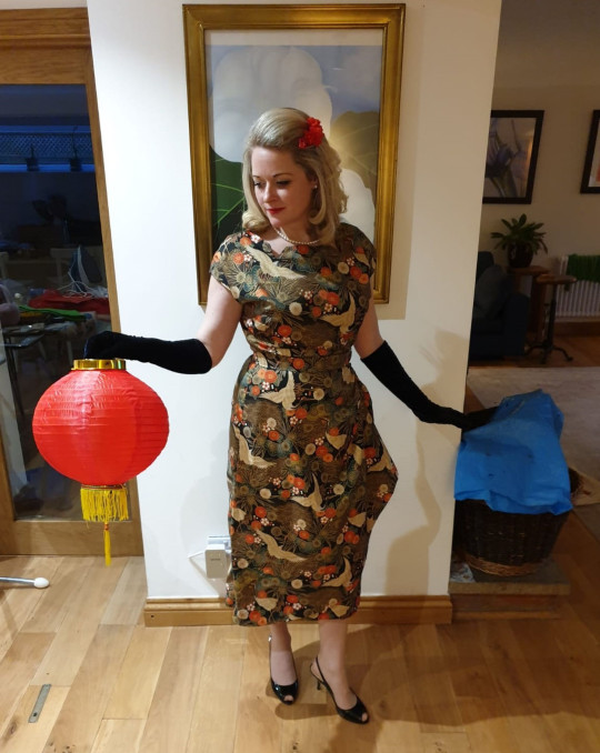 Rosie Chandler usando un vestido de color verde mientras está en su casa 