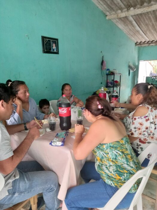 Mujer celebrando su divorcio junto a su familia en una comida familiar en el patio de su casa 