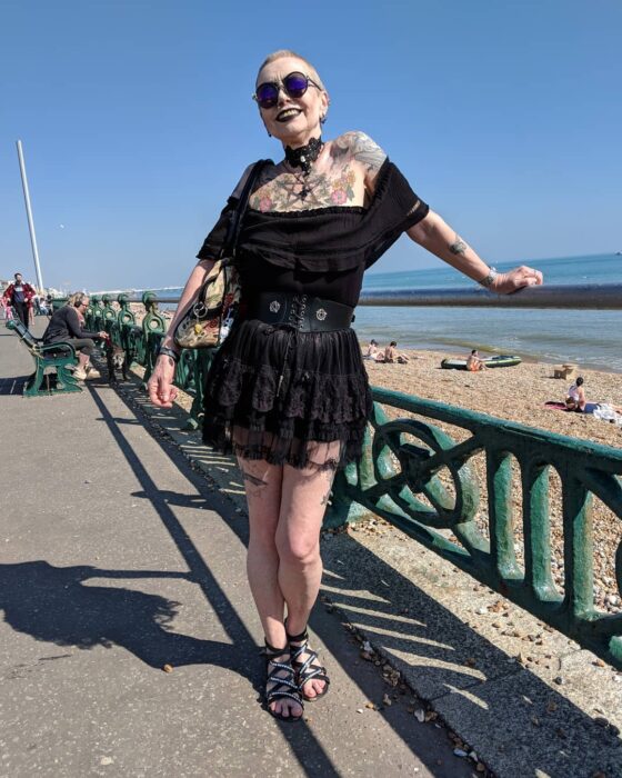 Mujer de la tercera edad vestida de color negro con un vestido corto