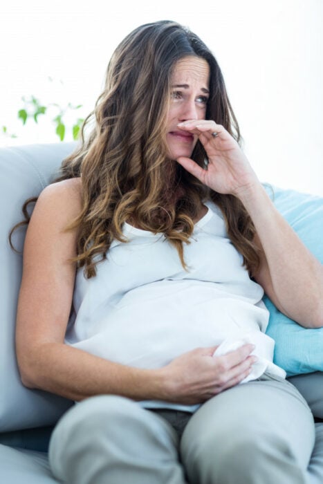 Mujer embarazada llorando 