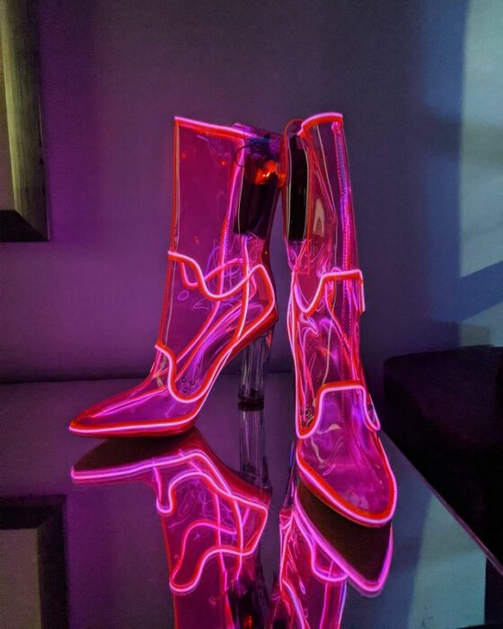 Botas de color rosa con líneas neón que brillan 