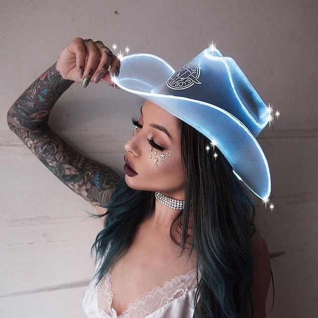 Chica usando un sombrero vaquero con líneas neón 