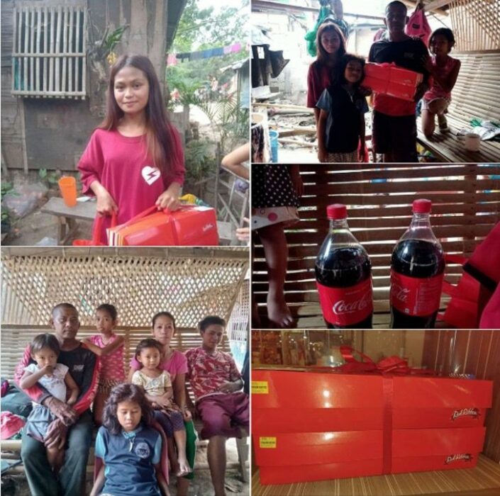 Niños recibiendo un paquete de comida para celebrar; Niños de bajos recursos usan bolsas de plástico como globos para celebrar el cumpleaños de su papá