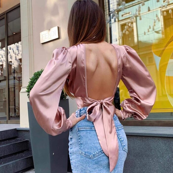 Chica usando una blusa de satín de color rosa