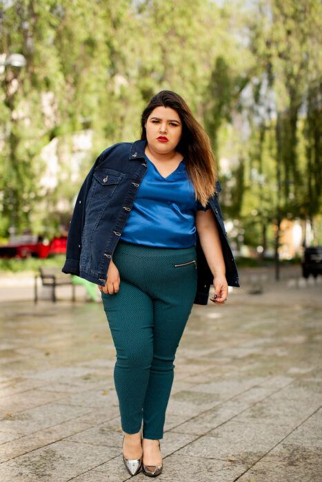 Chica usando una blusa de satín de color azul