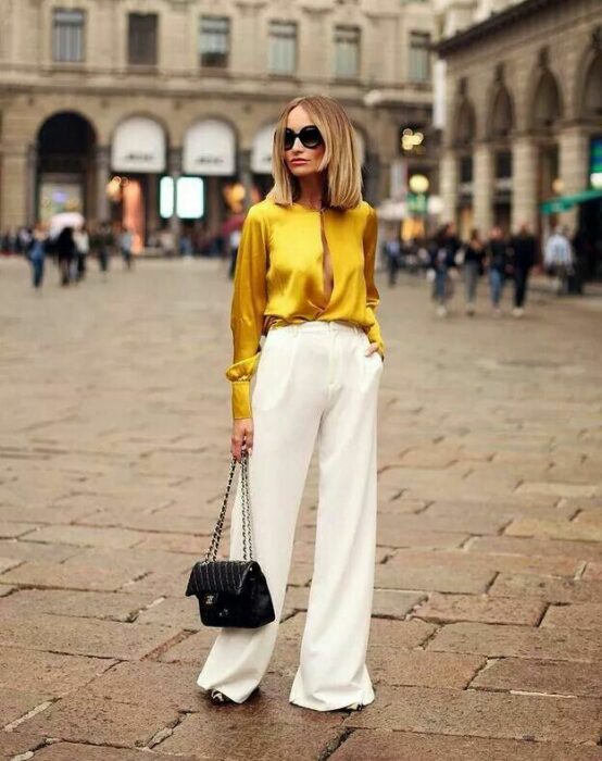 Chica usando una blusa de satín de color amarillo