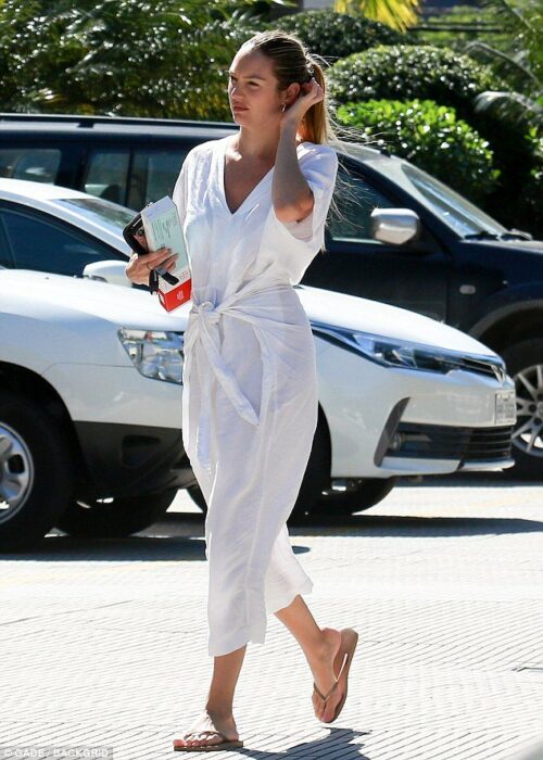 Chica usando unas sandalias flip flops con un mono largo 