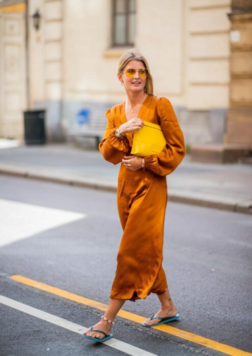 Chica usando unas sandalias flip flops con un vestido slip dress