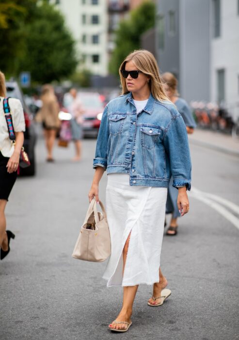 Chica usando unas sandalias flip flops con un vestido de color blanco