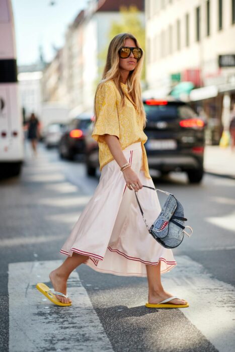 Chica usando unas sandalias flip flops con un pantalón de culotte y camisa amarilla 