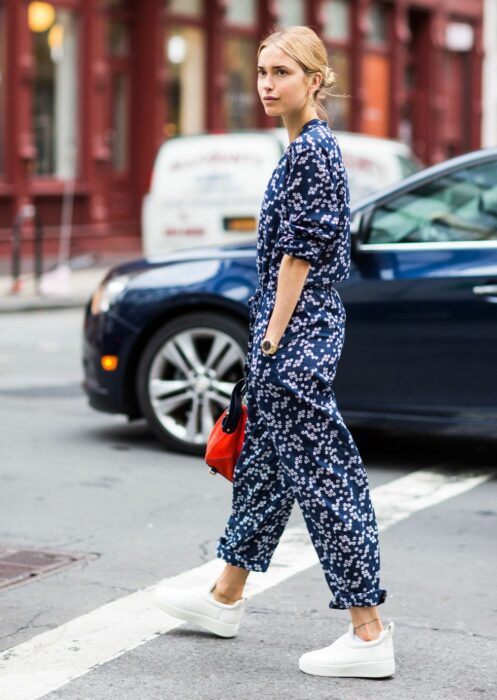 Chica usando un jumpsuit de color azul con estampado floral 