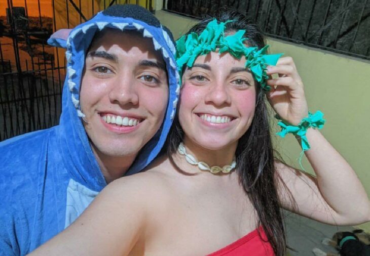 Pareja de novios en una fiesta disfrazados como Lilo & Stitch; Parejas de novios que se parecen entre sí 