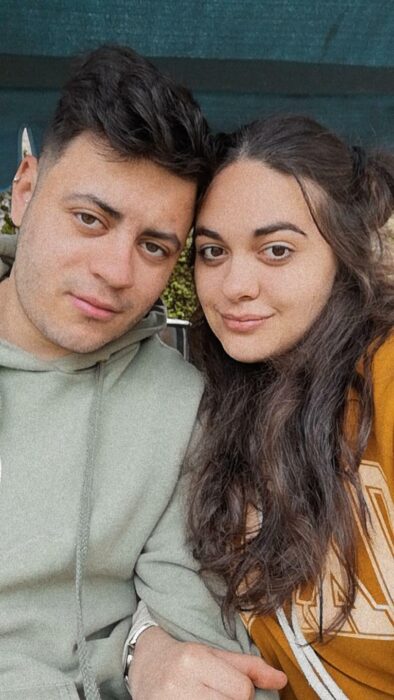 Pareja de novios abrazados tomando una selfie; Parejas de novios que se parecen entre sí 