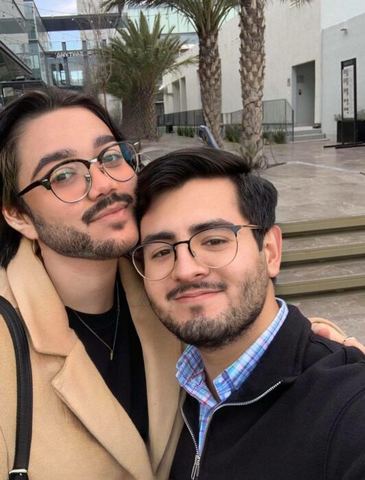 Pareja de novios tomando una selfie en las escaleras; Parejas de novios que se parecen entre sí 