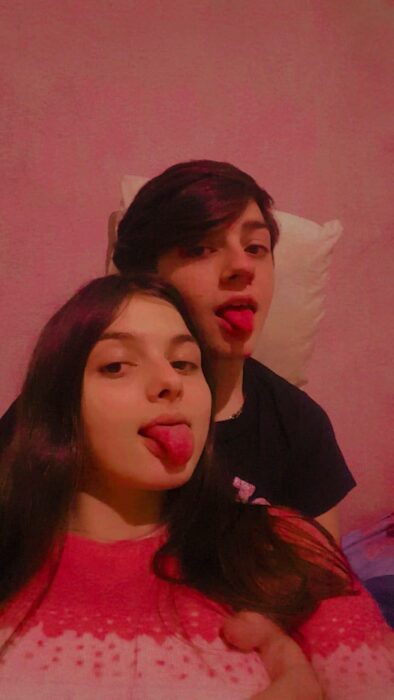 Pareja de novios sacando la lengua; Parejas de novios que se parecen entre sí 