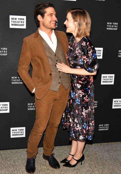 Rachel Brosnahan y Jason Ralph tomando un café