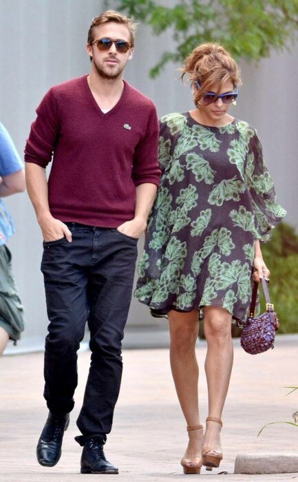 Eva Mendes y Ryan Gosling caminando por la calle mientras se toman de las manos