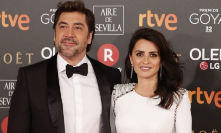 Penelope Cruz y Javier Bardem posando juntos mientras están en una alfombra roja