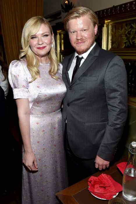 Kirsten Dunst y Jesse Plemons posando juntos en una alfombra roja