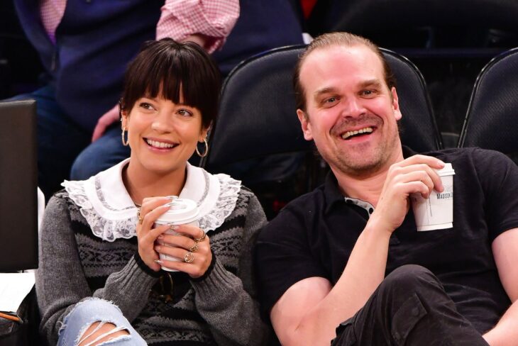 Lily Allen y David Harbour viendo un partido de basketbol