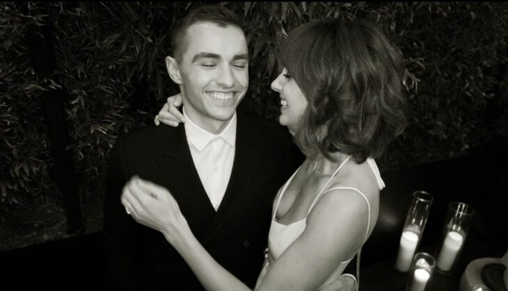 Alison Brie y Dave Franco sonriendo juntos en una boda