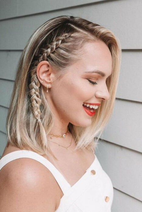 Chica con el cabello hasta los hombros sujetado con  una trenza lateral