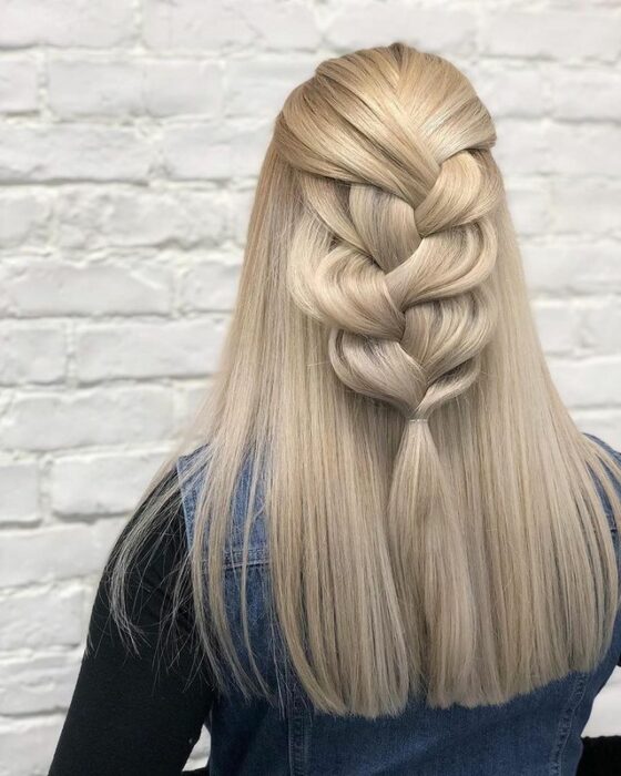 Chica con el cabello hasta los hombros sujetado con una trenza 