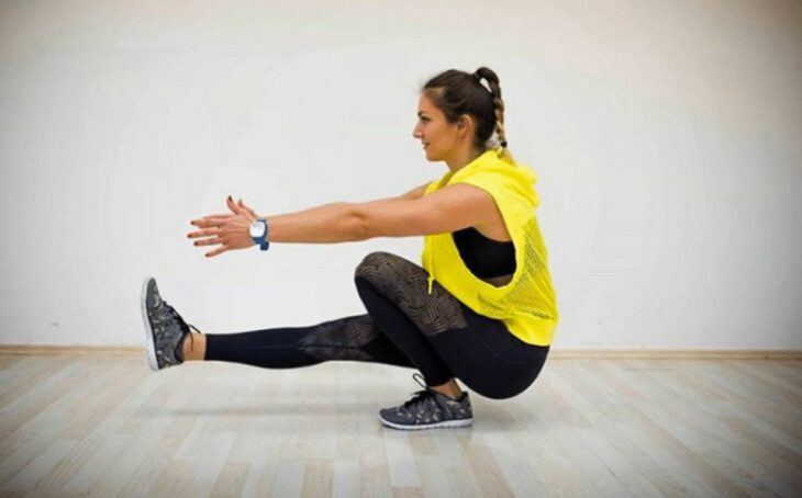 Chica haciendo una sentadilla con una pierna 