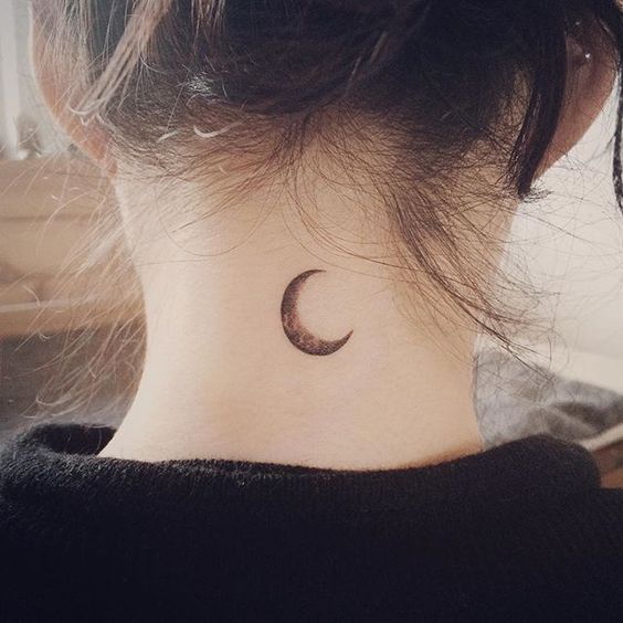 chica con tatuaje de una media luna enla nuca; Tatuajes ocultos que desearás llevar 