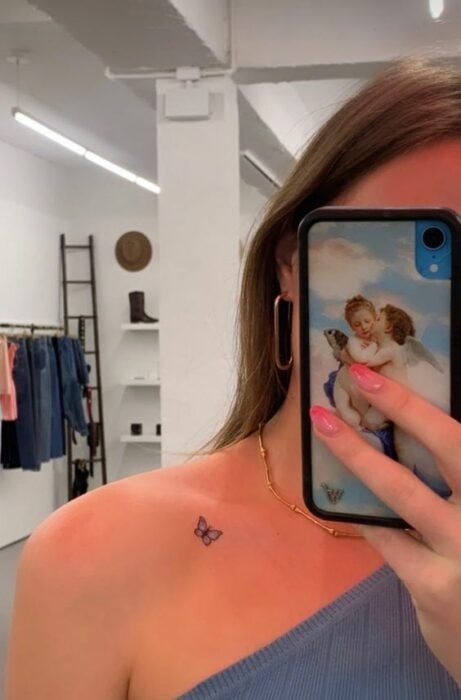 Chica con tatuaje de mariposa en el hombro; Tatuajes ocultos que desearás llevar 