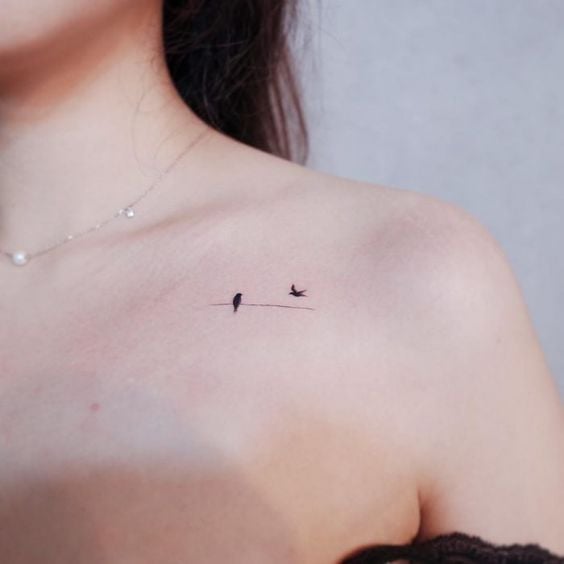 chica con tatuaje de un ave en el hombro, Tatuajes ocultos que desearás llevar 