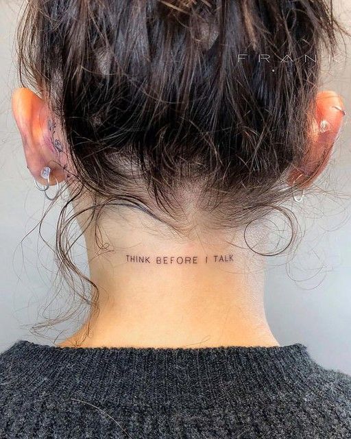 chica con tatauje de frase en la nuca; Tatuajes ocultos que desearás llevar 